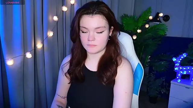 Snapshot of EnnySunrise chatting on December 13, 7:53 pm EnnySunrise online show from December 13, 7:53 pm