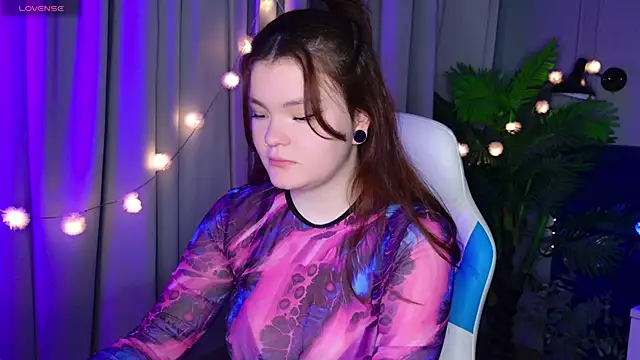 Snapshot of EnnySunrise chatting on December 15, 7:18 pm EnnySunrise online show from December 15, 7:18 pm