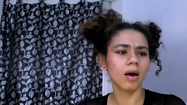 Snapshot of diamonmeli chatting on March 3, 5:39 pm diamonmeli online show from March 3, 5:39 pm