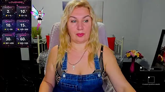 Snapshot of Lili_Crossi chatting on October 4, 5:27 am Lili Crossi online show from October 4, 5:27 am