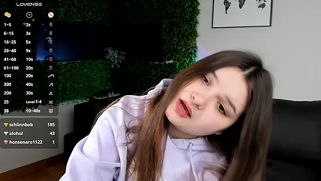 Snapshot of Alice_Walters chatting on December 5, 6:44 pm Alice Walters online show from December 5, 6:44 pm