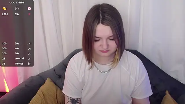 Snapshot of Alice_Walters chatting on January 25, 3:41 pm Alice Walters online show from January 25, 3:41 pm