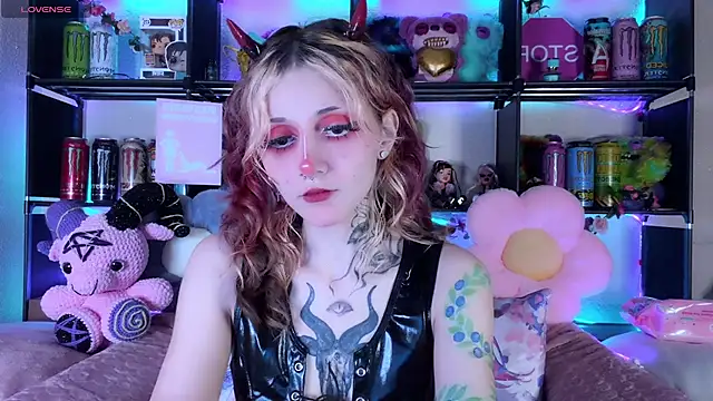 Snapshot of _Devill_Baby chatting on June 19, 8:12 pm Devill Baby online show from June 19, 8:12 pm