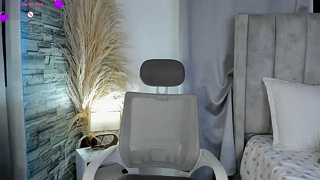 Snapshot of AmberGray_ chatting on June 6, 1:43 am AmberGray online show from June 6, 1:43 am