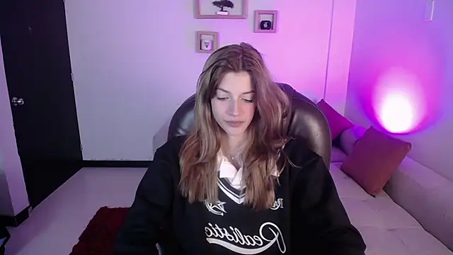 Snapshot of Nora_Vennucci chatting on December 13, 7:53 pm Nora Vennucci online show from December 13, 7:53 pm