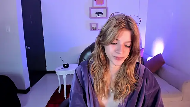 Snapshot of Nora_Vennucci chatting on February 12, 12:16 am Nora Vennucci online show from February 12, 12:16 am