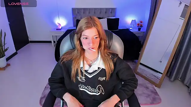 Snapshot of Nora_Vennucci chatting on March 21, 7:24 pm Nora Vennucci online show from March 21, 7:24 pm