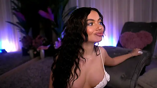 EsmeeLuv online show from March 17, 4:11 pm