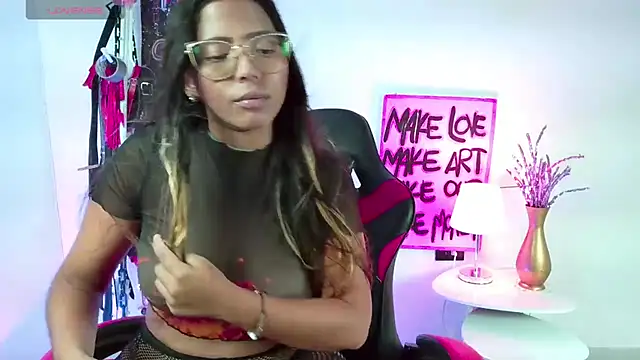 Snapshot of Megaan_Greey chatting on November 29, 10:46 pm Megaan Greey online show from November 29, 10:46 pm