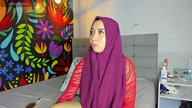 Snapshot of Sweet_hot_mia chatting on February 13, 7:42 pm Sweet hot mia online show from February 13, 7:42 pm