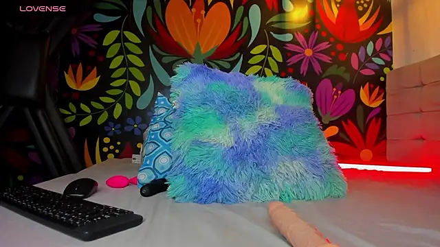 Snapshot of Sweet_hot_mia chatting on February 15, 7:39 pm Sweet hot mia online show from February 15, 7:39 pm