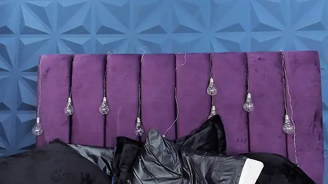 Snapshot of NicoleJonss chatting on February 8, 4:03 am NicoleJonss online show from February 8, 4:03 am