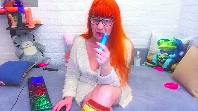 RedHousewife online show from February 7, 6:44 pm