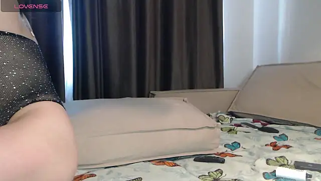 Snapshot of -LauraGold- chatting on February 17, 12:59 pm -LauraGold- online show from February 17, 12:59 pm