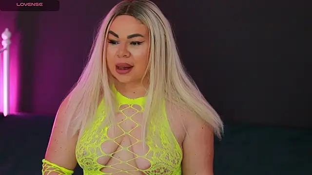 Snapshot of MissLilaa chatting on December 11, 5:37 pm MissLilaa online show from December 11, 5:37 pm