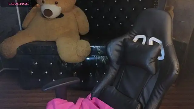 Snapshot of Kitty_fox_b chatting on October 29, 12:51 pm Kitty fox b online show from October 29, 12:51 pm