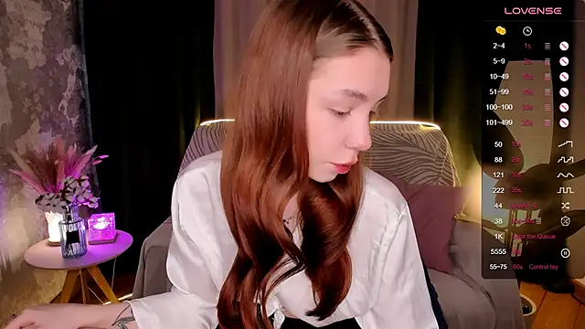 Snapshot of MilliBrown_ chatting on October 17, 8:06 am MilliBrown  online show from October 17, 8:06 am