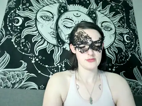 LexiSnowUK online show from February 5, 9:25 am