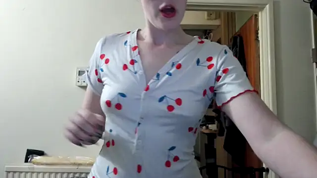 LexiSnowUK online show from March 19, 5:50 pm