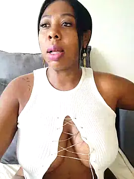 Snapshot of IsabellaaSmith chatting on February 13, 3:24 pm IsabellaaSmith online show from February 13, 3:24 pm