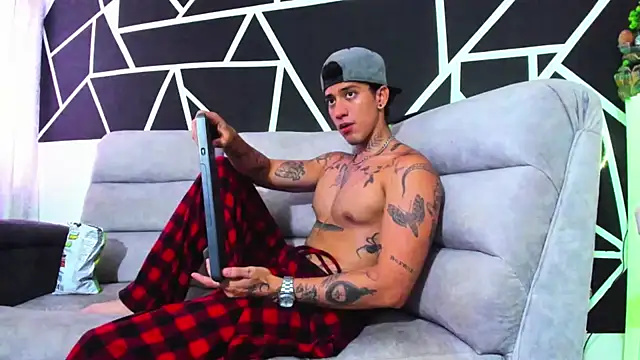 JUSTIN FULLER1 online show from February 6, 6:24 pm