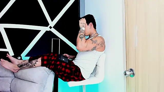 JUSTIN FULLER1 online show from October 12, 9:25 pm