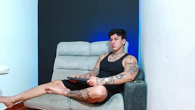 JUSTIN FULLER1 online show from June 12, 4:33 am