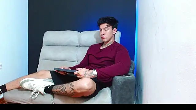 JUSTIN FULLER1 online show from June 23, 3:37 am