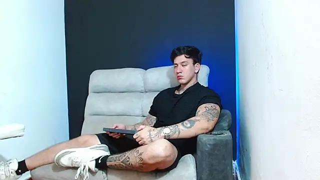 JUSTIN FULLER1 online show from June 24, 9:03 pm