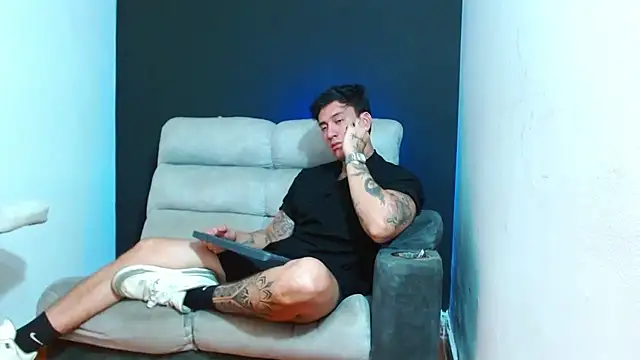 JUSTIN FULLER1 online show from July 10, 5:34 am