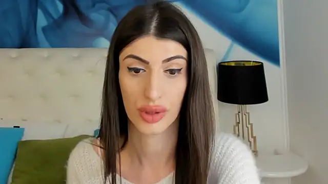 SkinnyDolly online show from January 8, 8:39 pm