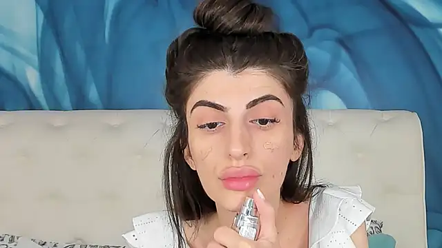 Snapshot of SkinnyDolly chatting on October 15, 2:01 am SkinnyDolly online show from October 15, 2:01 am