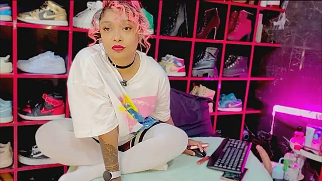 Snapshot of Indianbrownie chatting on March 23, 10:58 pm Indianbrownie online show from March 23, 10:58 pm