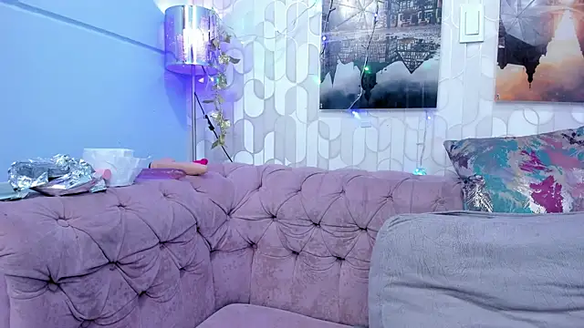 Snapshot of maddystyles chatting on December 20, 12:05 pm maddystyles online show from December 20, 12:05 pm