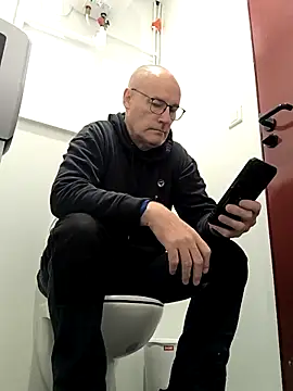 Snapshot of bogland33 chatting on October 8, 10:13 am bogland33 online show from October 8, 10:13 am