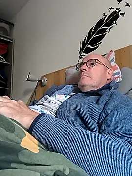 Snapshot of bogland33 chatting on October 17, 7:44 am bogland33 online show from October 17, 7:44 am