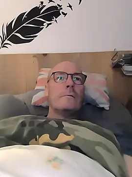 Snapshot of bogland33 chatting on October 18, 12:35 am bogland33 online show from October 18, 12:35 am