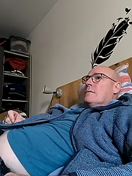 Snapshot of bogland33 chatting on October 18, 12:39 pm bogland33 online show from October 18, 12:39 pm