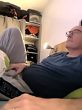 Snapshot of bogland33 chatting on October 22, 7:02 pm bogland33 online show from October 22, 7:02 pm