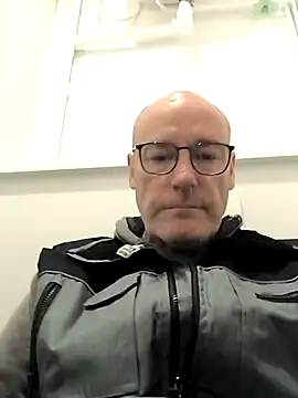 Snapshot of bogland33 chatting on October 23, 10:03 am bogland33 online show from October 23, 10:03 am