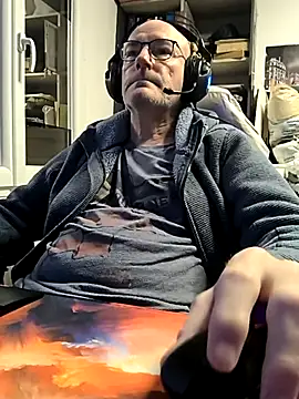 Snapshot of bogland33 chatting on November 1, 6:10 pm bogland33 online show from November 1, 6:10 pm