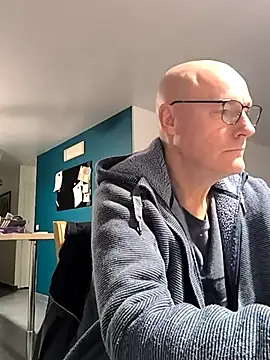 Snapshot of bogland33 chatting on November 3, 7:37 pm bogland33 online show from November 3, 7:37 pm