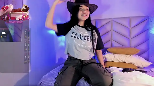 Snapshot of AuroraFiore chatting on February 20, 2:07 am AuroraFiore online show from February 20, 2:07 am