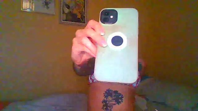 Snapshot of felinebitxx chatting on January 3, 2:32 am felinebitxx online show from January 3, 2:32 am