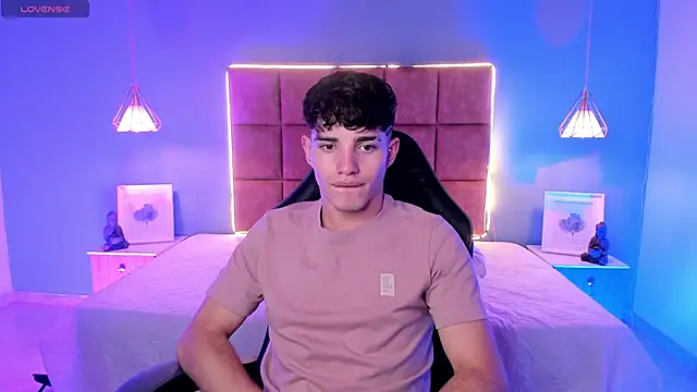 Snapshot of AlejooTwink chatting on February 15, 7:51 am AlejooTwink online show from February 15, 7:51 am