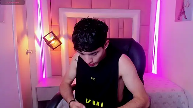 Snapshot of AlejooTwink chatting on March 4, 12:00 pm AlejooTwink online show from March 4, 12:00 pm