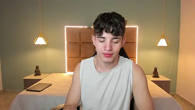 Snapshot of AlejooTwink chatting on June 8, 9:48 pm AlejooTwink online show from June 8, 9:48 pm