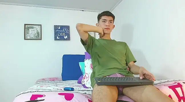 Noah tyler  online show from December 20, 11:05 pm