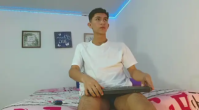 Noah tyler  online show from December 21, 9:25 pm