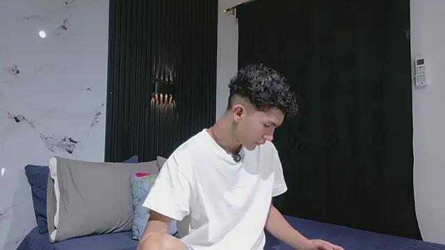 Noah tyler  online show from May 24, 12:15 am